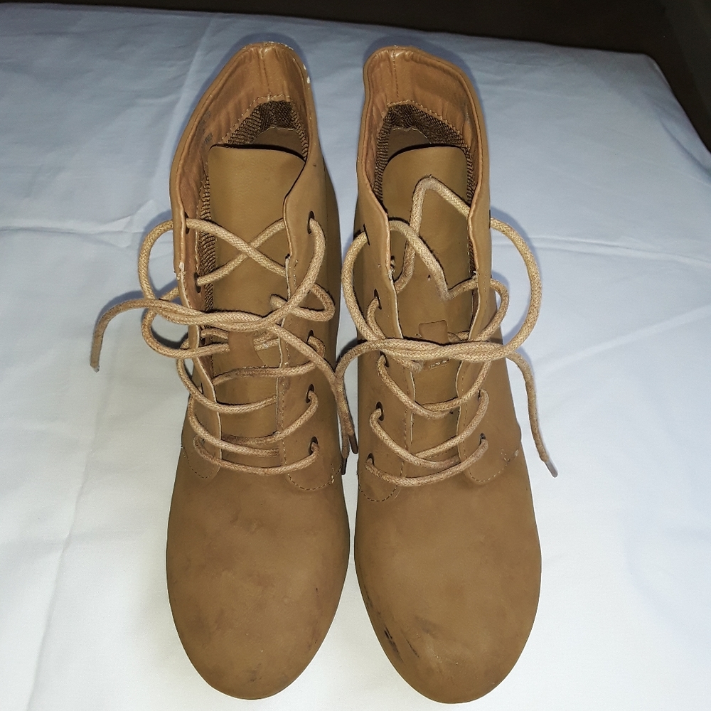 KATHY JEAN WOMENS 4 INCH HEEL ANKLE BOOT. SIZE 8